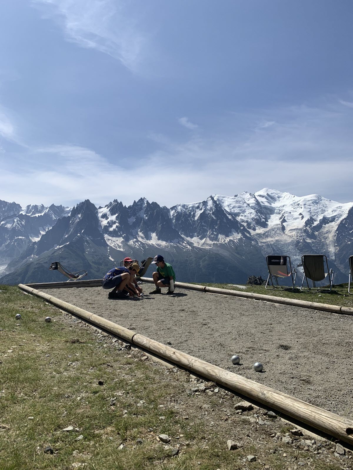 Terrain de pétanque BOULÉO réalisé à Chamonix face au massif du Mont-Blanc